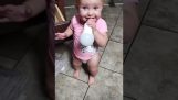 Un bebé enciende una bombilla.