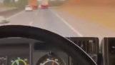 Бейби Йода пуши в камион в Бразилия