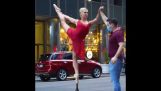 O balerină care se echilibrează pe o sticlă de șampanie