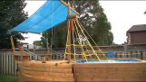 मनुष्य ने अपने बच्चों के लिए समुद्री डाकू जहाज के आकार में एक स्विमिंग पूल बनाया, लेकिन पड़ोसियों ने इसे ध्वस्त करने के लिए मजबूर किया