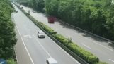 Tre personer er fanget i et køretøj i brand (Kina)