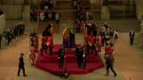 Eine Wache verliert bei der Beerdigung von Queen Elizabeth das Bewusstsein