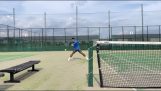 Теннисист пытается подражать Роджеру Федереру