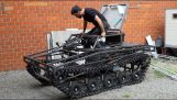 ميكانيكي يبني دبابة لابنه