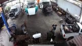 Een gasfles wordt doorboord en gelanceerd in een garage