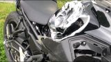 Squat Ein Motorradfahrer stürzt in einem Kreisverkehr