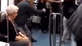 Gammelt par inviteres til at danse i metroen