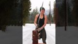 Testando uma espada de rachar madeira
