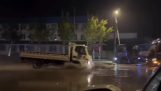 Verstecktes Schlagloch auf einer überfluteten Straße