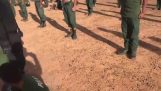 Entrenador de policía camboyano pone a prueba la dureza de sus alumnos