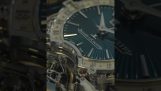 Zegarek z mechanicznymi dzwonkami do wskazywania czasu