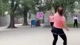 Ayak badminton oynayan kızlar