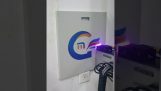 Impressora de parede com tinta UV revolucionária: Impressão do logotipo da empresa em superfície metálica