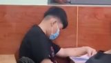 Student prins trișând la examene