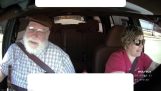 A taxi driver with Tourette’Le syndrome de S conduit un passager atteint du même trouble