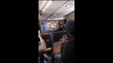 正統のユダヤ人は、飛行機で映画を検閲します。