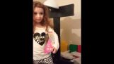 Filles jumelles de parents donner blanc noir nuisettes pour filmer leur réaction à Noël