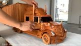 Ένα φορτηγό από ξύλο