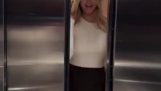 Гаряча дівчина в ліфті