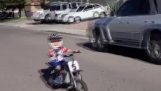 تعرض راكب الدراجة النارية الصغير لحادث بسيط
