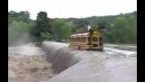 Buszvezető nem “lógni”az árvizek