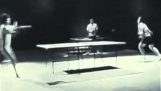 Bruce Lee juega mesa de ping pong