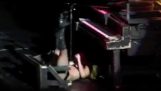 Lady Gaga vallen van een piano tijdens live 