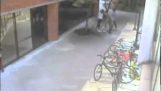 女性否定 San Francisco で自転車を盗む 