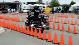 Agente di polizia con abilità nel guidare una moto
