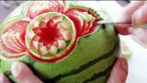 Imposante Skulptur in eine Wassermelone