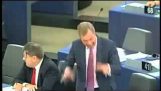 Nigel Farage: Vous avez tué la démocratie en Grèce!