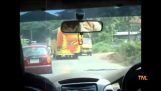 एशिया द्वितीय की सड़कों पर ड्राइविंग