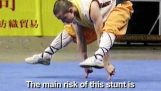 Shaolin-munk støtter kroppen i to fingre