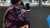 Chinesische Kinder führen Krieg in Augmented Reality