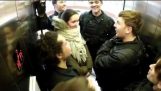 Flashmob: Die Polizei im Aufzug