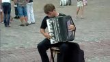 Egy tehetséges utcai zenész