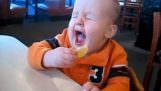 Babyer, der spiser citron for første gang (2)