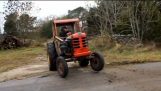 En landmand sætter turbomotor på traktoren