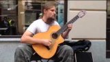 En sensationel guitarist i gaderne i Polen