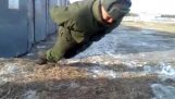 Een zeer sterke Russische soldaat
