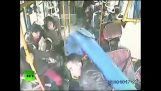Utroligt ulykke i Kina, med en bus driver helt