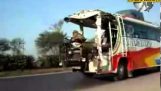 パキスタンのエアコン付けバス