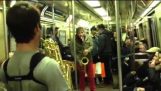 El duelo con los saxofones en Metro