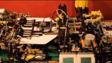 Eine Maschine von Lego, die Shuttles macht