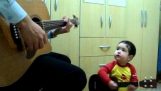 Far og søn synger Beatles