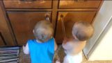 Bebés con bandas de goma