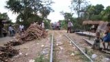 カンボジアの場しのぎの竹鉄道