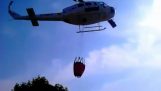 Helikopter gaśnicze napełniania zbiornika w basenie