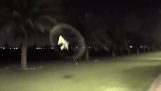Erstaunliche Stunts mit einem remote gesteuerten Helikopter