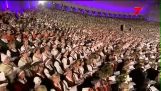 Um coro 15.000 pessoas